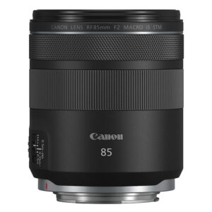 Características El objetivo Canon RF 35mm F1.8 MACRO IS STM es un accesorio diseñado para cámaras Canon EOS R. Funciona como un objetivo macro y es adecuado para fotografía de arquitectura, paisajes, viajes, vlogging y vídeo. Incluye un estabilizador de imagen que combina estabilización óptica y electrónica de 5 ejes. Posee un anillo de control personalizable para ajustes intuitivos y proporciona información sobre la distancia de enfoque en el visor. El enfoque automático STM es silencioso y suave, permitiendo transiciones de enfoque naturales. Tiene 9 láminas en el diafragma, una distancia mínima de enfoque de 0.17 metros, una apertura máxima de 1.8 y un diámetro de filtro de 52 mm. Su peso es de 305 gramos. MODELO: 2973C005 REFERENCIA: 001010110678926 EAN: 4549292115727 CARACTERÍSTICAS PRINCIPALES Funcionalidad Objetivo Estabilización de imagen Estabilizador imagen: Sí Tipo de objetivo Macro Montura Canon EOS R Tipo de uso objetivo Arquitectura Fotografía macro Paisaje Viajes Vídeo Vlogging OBJETIVO Objetivo Distancia Focal: - 35 mm Apertura máxima: 1,8 F Distancia mínima enfoque: 0,17 m Longitud: 62,8 mm Diámetro del filtro: 52 mm Láminas del diafragma: 9 DIMENSIONES Y PESO Peso 305 g GARANTÍA Garantía 3 años