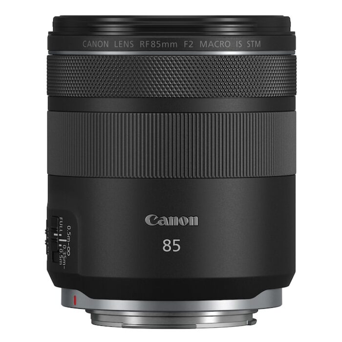 Características El objetivo Canon RF 35mm F1.8 MACRO IS STM es un accesorio diseñado para cámaras Canon EOS R. Funciona como un objetivo macro y es adecuado para fotografía de arquitectura, paisajes, viajes, vlogging y vídeo. Incluye un estabilizador de imagen que combina estabilización óptica y electrónica de 5 ejes. Posee un anillo de control personalizable para ajustes intuitivos y proporciona información sobre la distancia de enfoque en el visor. El enfoque automático STM es silencioso y suave, permitiendo transiciones de enfoque naturales. Tiene 9 láminas en el diafragma, una distancia mínima de enfoque de 0.17 metros, una apertura máxima de 1.8 y un diámetro de filtro de 52 mm. Su peso es de 305 gramos. MODELO: 2973C005 REFERENCIA: 001010110678926 EAN: 4549292115727 CARACTERÍSTICAS PRINCIPALES Funcionalidad Objetivo Estabilización de imagen Estabilizador imagen: Sí Tipo de objetivo Macro Montura Canon EOS R Tipo de uso objetivo Arquitectura Fotografía macro Paisaje Viajes Vídeo Vlogging OBJETIVO Objetivo Distancia Focal: - 35 mm Apertura máxima: 1,8 F Distancia mínima enfoque: 0,17 m Longitud: 62,8 mm Diámetro del filtro: 52 mm Láminas del diafragma: 9 DIMENSIONES Y PESO Peso 305 g GARANTÍA Garantía 3 años