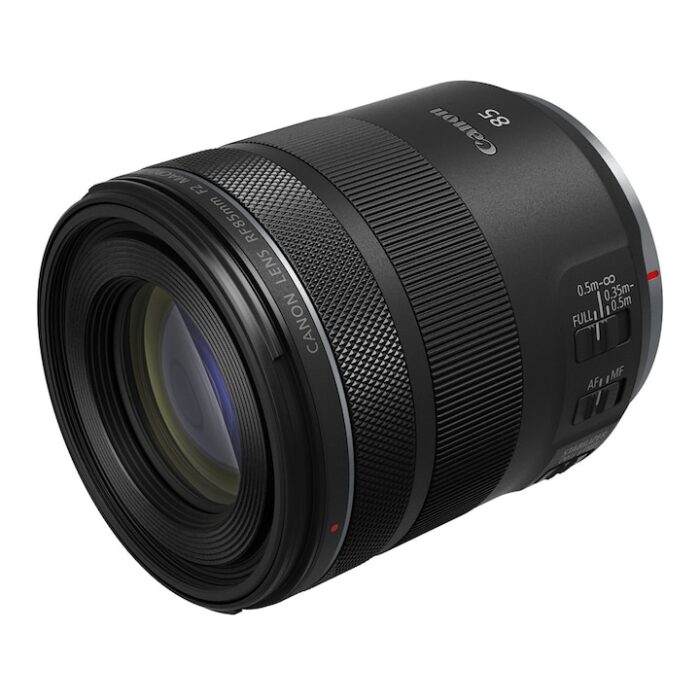 Características El objetivo Canon RF 35mm F1.8 MACRO IS STM es un accesorio diseñado para cámaras Canon EOS R. Funciona como un objetivo macro y es adecuado para fotografía de arquitectura, paisajes, viajes, vlogging y vídeo. Incluye un estabilizador de imagen que combina estabilización óptica y electrónica de 5 ejes. Posee un anillo de control personalizable para ajustes intuitivos y proporciona información sobre la distancia de enfoque en el visor. El enfoque automático STM es silencioso y suave, permitiendo transiciones de enfoque naturales. Tiene 9 láminas en el diafragma, una distancia mínima de enfoque de 0.17 metros, una apertura máxima de 1.8 y un diámetro de filtro de 52 mm. Su peso es de 305 gramos. MODELO: 2973C005 REFERENCIA: 001010110678926 EAN: 4549292115727 CARACTERÍSTICAS PRINCIPALES Funcionalidad Objetivo Estabilización de imagen Estabilizador imagen: Sí Tipo de objetivo Macro Montura Canon EOS R Tipo de uso objetivo Arquitectura Fotografía macro Paisaje Viajes Vídeo Vlogging OBJETIVO Objetivo Distancia Focal: - 35 mm Apertura máxima: 1,8 F Distancia mínima enfoque: 0,17 m Longitud: 62,8 mm Diámetro del filtro: 52 mm Láminas del diafragma: 9 DIMENSIONES Y PESO Peso 305 g GARANTÍA Garantía 3 años - Imagen 3