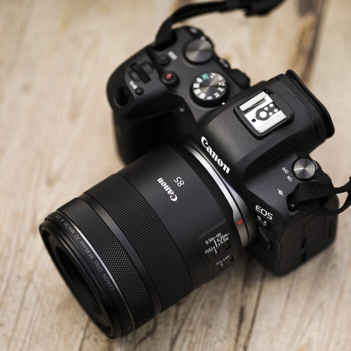 Características El objetivo Canon RF 35mm F1.8 MACRO IS STM es un accesorio diseñado para cámaras Canon EOS R. Funciona como un objetivo macro y es adecuado para fotografía de arquitectura, paisajes, viajes, vlogging y vídeo. Incluye un estabilizador de imagen que combina estabilización óptica y electrónica de 5 ejes. Posee un anillo de control personalizable para ajustes intuitivos y proporciona información sobre la distancia de enfoque en el visor. El enfoque automático STM es silencioso y suave, permitiendo transiciones de enfoque naturales. Tiene 9 láminas en el diafragma, una distancia mínima de enfoque de 0.17 metros, una apertura máxima de 1.8 y un diámetro de filtro de 52 mm. Su peso es de 305 gramos. MODELO: 2973C005 REFERENCIA: 001010110678926 EAN: 4549292115727 CARACTERÍSTICAS PRINCIPALES Funcionalidad Objetivo Estabilización de imagen Estabilizador imagen: Sí Tipo de objetivo Macro Montura Canon EOS R Tipo de uso objetivo Arquitectura Fotografía macro Paisaje Viajes Vídeo Vlogging OBJETIVO Objetivo Distancia Focal: - 35 mm Apertura máxima: 1,8 F Distancia mínima enfoque: 0,17 m Longitud: 62,8 mm Diámetro del filtro: 52 mm Láminas del diafragma: 9 DIMENSIONES Y PESO Peso 305 g GARANTÍA Garantía 3 años - Imagen 4